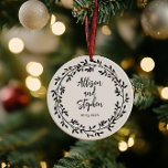 Ett par andetag Namn | Bröllop-datumfoto Julgransprydnad Keramik<br><div class="desc">En enkel och elegant utandningsdesign för löv och vinbär med ett par namn och bröllop på framsidan med foto på baksidan.</div>