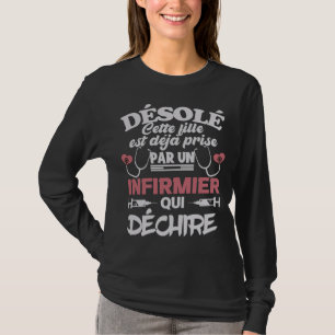 Ett par avec un infirmier qui déchire t shirt
