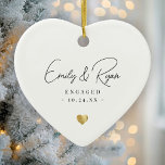 Ett par Förlovningar varningar Guld Heart Keepsak Julgransprydnad Keramik<br><div class="desc">Fira deras kärlek med lite elegans! Den här knapphändiga dekorationen har ett guld-hjärta i anpassningsbarna - perfekt för att markera en förlovning eller bröllop. Ett tidlöst sätt att minnas deras stora dag!</div>