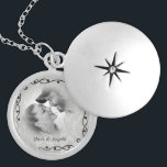 Ett par fotomaklocklås silverpläterat halsband<br><div class="desc">Det här fotoskåpet som placerats i silver är ett redo för dig att infoga ett eget foto och ändra texten. Det här häpnadsväckande halsbandet är perfekt som en gåva till vänner och familj, eller köp en åt dig själv. Bilden och texten är fullt ANPASSADE. Klicka på "anpassa" om du vill...</div>