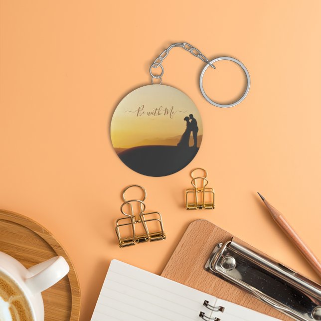 Ett par gånger under solnedgångskedjan. Nyckelkedj Nyckelring (Couple standing during sunset keychain. keychain
)