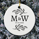 Ett par Monogram Bröllop Datumdatum Elegant Botani Julgransprydnad Keramik<br><div class="desc">Lägg till ett litet klassmått till din dekoration med den här unika personlig-parets inledande monografi och bröllop-datumutformningen av botaniska löv. Modern,  minimalistisk och enkel serif-typsnitt för ett sofistikerat utseende. Originalkonst av Nic Squirrell.</div>
