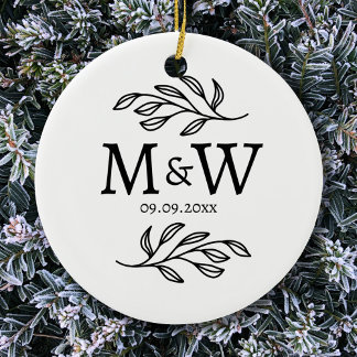 Ett par Monogram Bröllop Datumdatum Elegant Botani Julgransprydnad Keramik