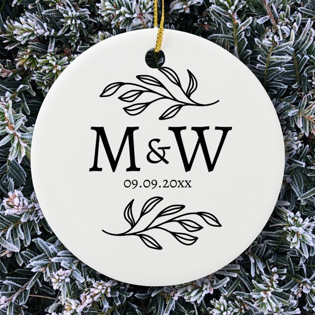 Ett par Monogram Bröllop Datumdatum Elegant Botani Julgransprydnad Keramik (Modern couple monogram initials ceramic ornament with wedding date and botanical leaf detail.)