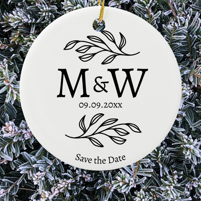Ett par Monogram Bröllop spara datum botaniska Julgransprydnad Keramik (Wedding couple monogram elegant botanical save the date ceramic ornament)