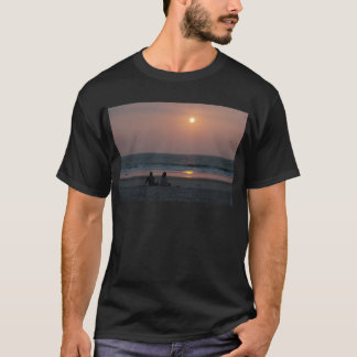 Ett par på stranden vid solnedgången tee shirt