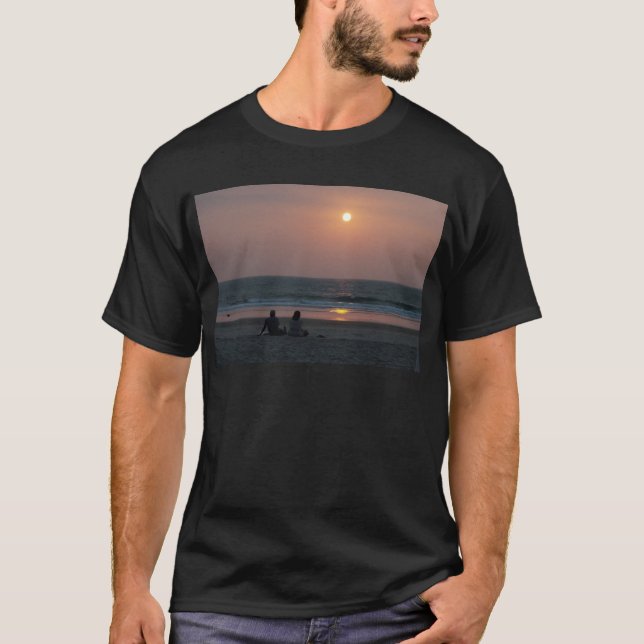 Ett par på stranden vid solnedgången tee shirt (Framsida)
