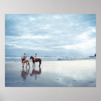 Ett par ridhästar på Parkiri-stranden i New Poster