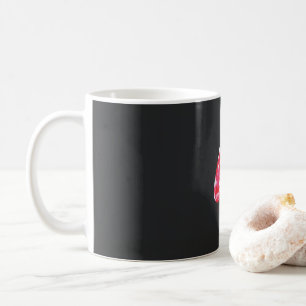 ett par röda löv i svart bakgrund kaffemugg