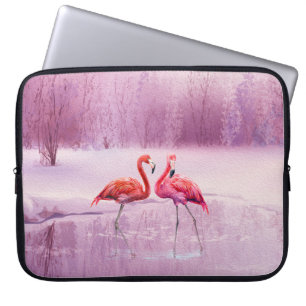 Ett par rosa flamingos står i vatten på laptop fodral