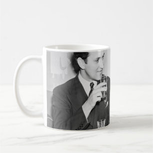 Ett par sitta tillsammans i en restaurang med flir kaffemugg