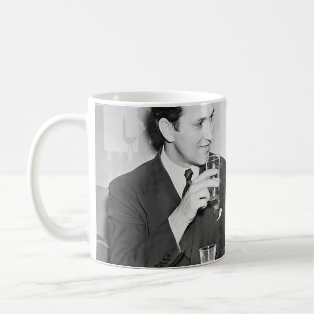 Ett par sitta tillsammans i en restaurang med flir kaffemugg (Vänster)