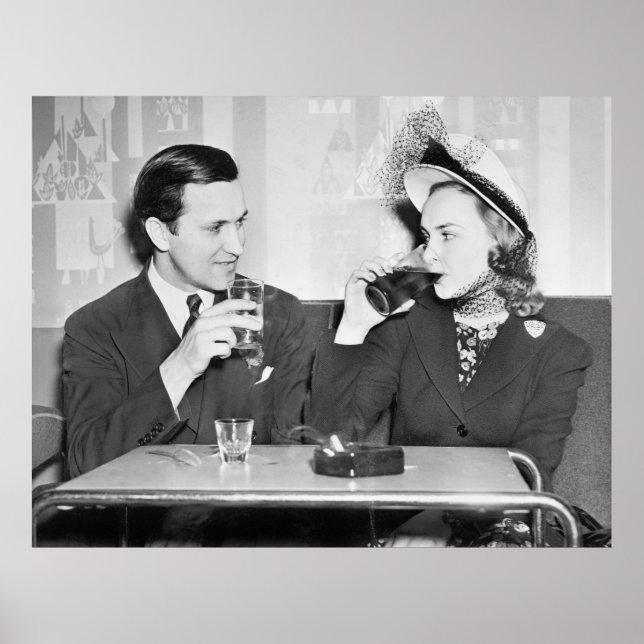 Ett par sitta tillsammans i en restaurang med flir poster (Framsidan)