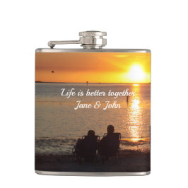 Ett par sittplatser på bålen vid solnedgång i dryc fickplunta