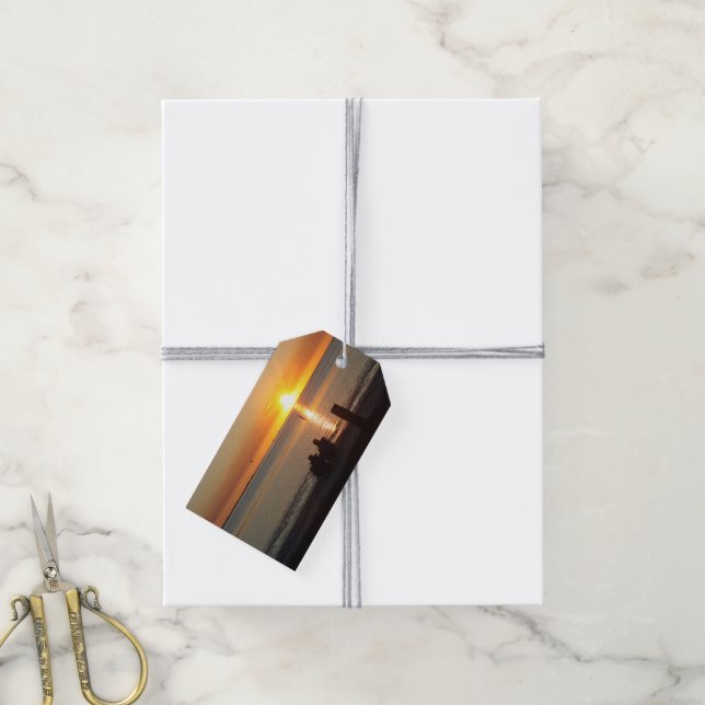 Ett par sittplatser på bålen vid solnedgången Gift Presentetikett (Med Snöre)