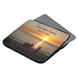 Ett par sittplatser på stranden vid solnedgången i laptop fodral