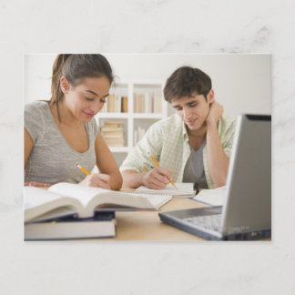 Ett par studier tillsammans vykort