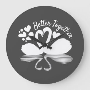 Ett par Svan Silhouette-reflektion i Vatten Stor Klocka