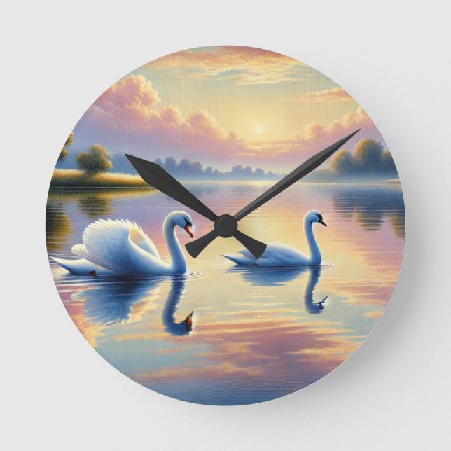 Ett par svanar glider på en serene sjö rund klocka (Framsida)