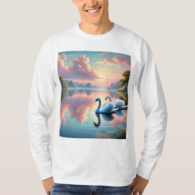 Ett par svanar glider på en serene sjö t shirt (Framsida)