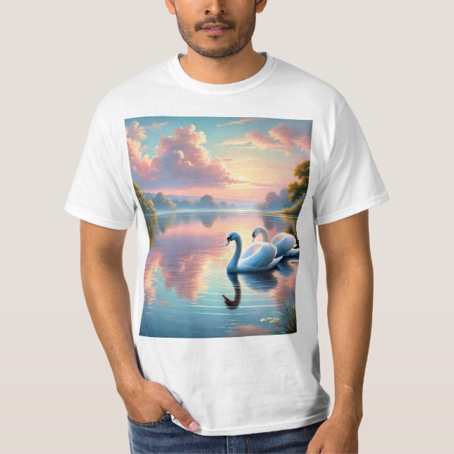 Ett par svanar glider på en serene sjö t shirt (Framsida)
