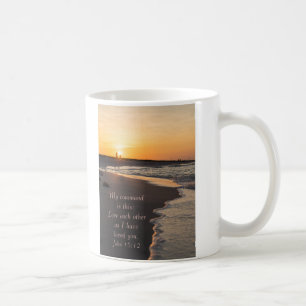 Ett par Walking Beach vid Sunrise John 15 12 Kaffemugg