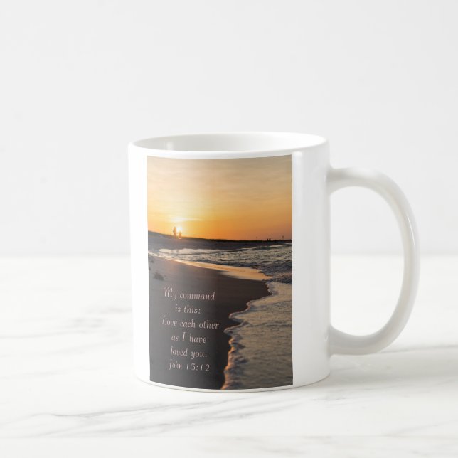 Ett par Walking Beach vid Sunrise John 15 12 Kaffemugg (Höger)