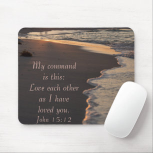 Ett par Walking Beach vid Sunrise John 15 12 Musmatta
