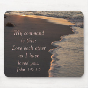 Ett par Walking Beach vid Sunrise John 15 12 Musmatta