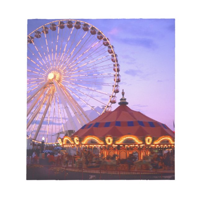 Ett pariserhjul och karusell vid Navy Pier i Anteckningsblock (Framsida)