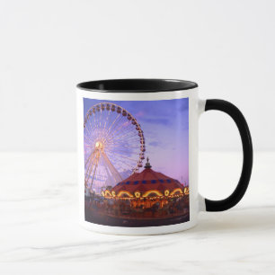 Ett pariserhjul och karusell vid Navy Pier i Mugg