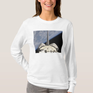 Ett partiskt beskådar av rymdfärjasträvan tee shirt