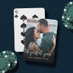 Ett Perfekt par | Foto- eller bröllopsförmån för F Casinokort<br><div class="desc">Skapa en oförglömlig personligt bröllp-tjänst för dina gäster med de här personligens spelkort som innehåller din favoritbild eller förlovning i fullt utfall. "En Perfekt Pair" är överlagrad i ett vitt kalligrafiskt skript med text på ett svart övertonat inslag för att ge kontrast till fotot. Anpassa med din namn under.</div>
