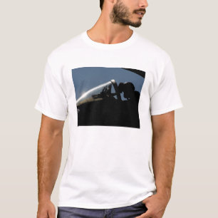 Ett pilot- förbereder sig för take-av t-shirt