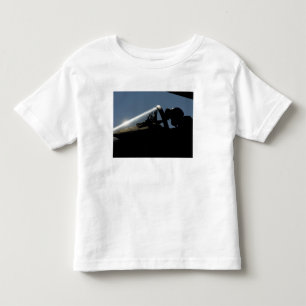 Ett pilot- förbereder sig för take-av t-shirt