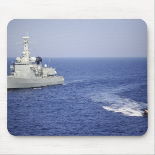 Ett portugisiskt marinlag i ett uppblåsbart farty musmatta