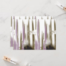 Ett pristiskt sjö som ligger i ett snö-skyddat ber