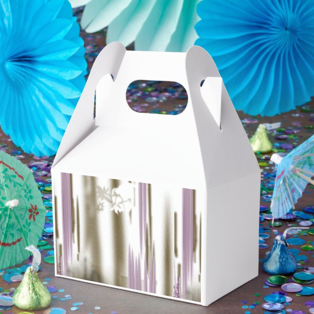 Ett pristiskt sjö som ligger i ett snö-skyddat ber presentaskar (Part)