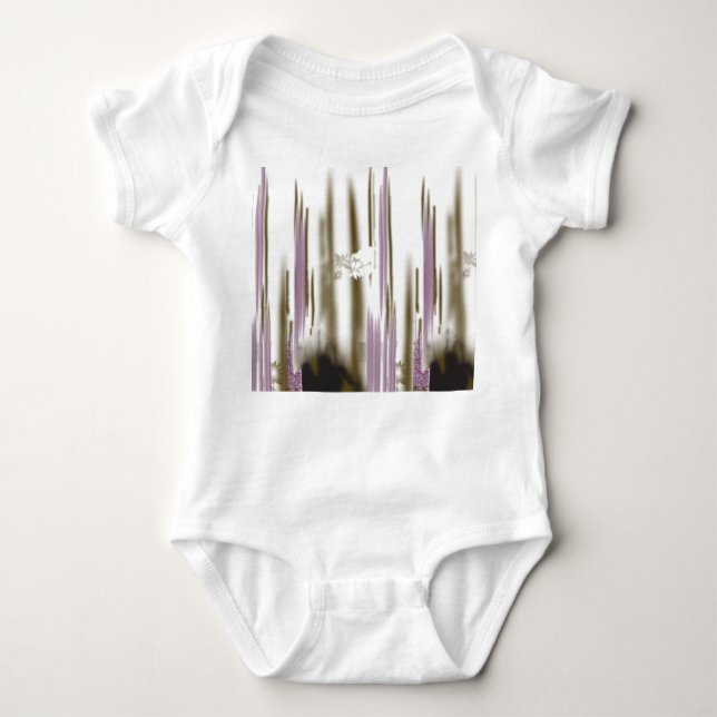 Ett pristiskt sjö som ligger i ett snö-skyddat ber t shirt (Framsida)