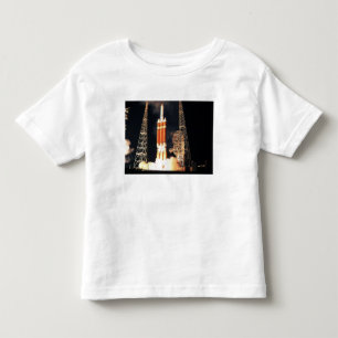 Ett raket för deltadroppskurkroll lyfter av t shirt