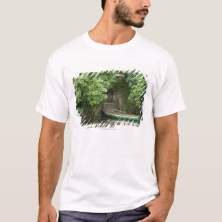 Ett rofartyg Roped på någon trappor Along kusten T Shirt