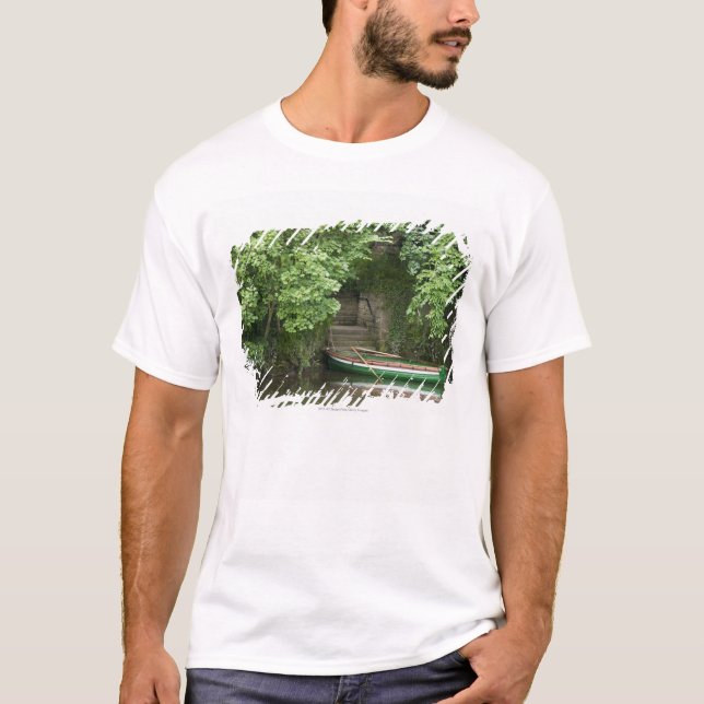 Ett rofartyg Roped på någon trappor Along kusten T Shirt (Framsida)