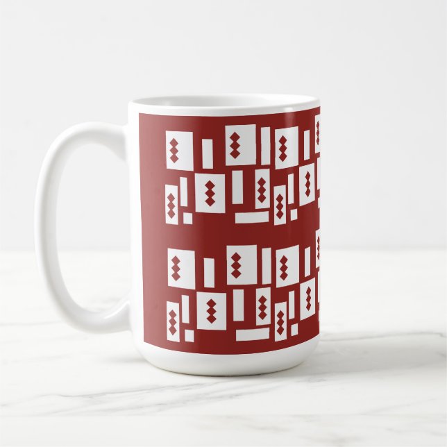 Ett rött matta med ett texturerat mönster sprids u kaffemugg (Vänster)