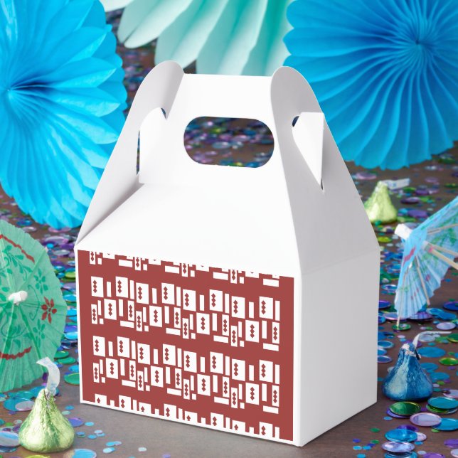 Ett rött matta med ett texturerat mönster sprids u presentaskar (Part)