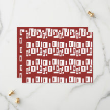 Ett rött matta med ett texturerat mönster sprids u