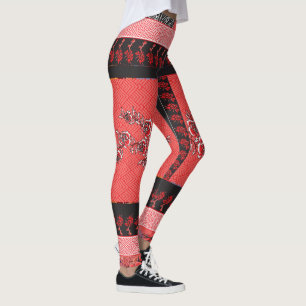 Ett rött och svart mönster med blommor på det leggings