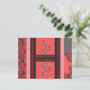 Ett rött och svart mönster med blommor på det vykort