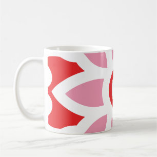 ett rött och vitt mönster med en blomma på det kaffemugg