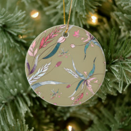 Ett runt ornament har ett blommönster 