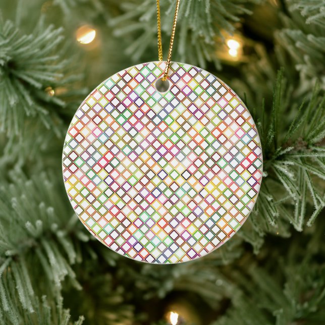 Ett runt ornament har ett färgglatt gallermönster  (Träd)